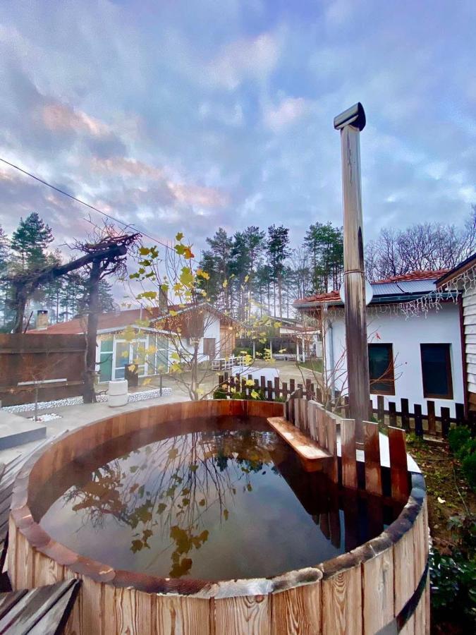Семеен Хотел И Ресторант Райски Залив Golyama Zhelyazna Exterior foto