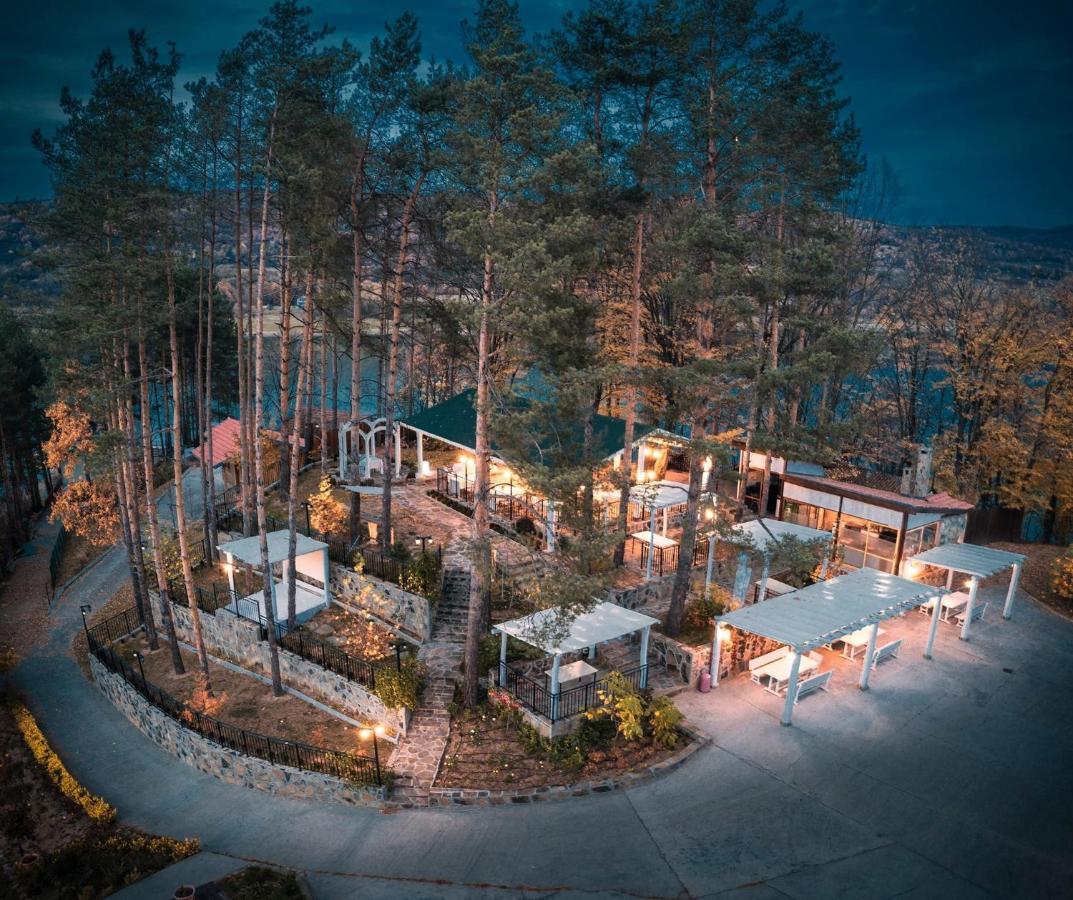 Семеен Хотел И Ресторант Райски Залив Golyama Zhelyazna Exterior foto